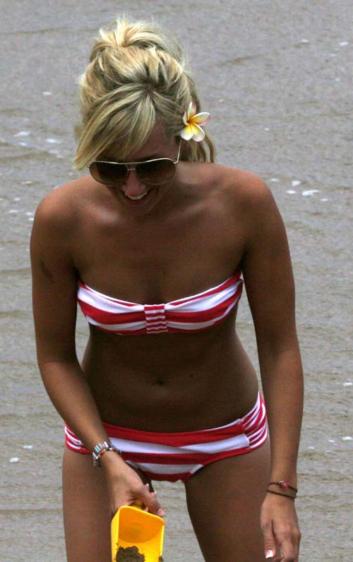 ashley-tisdale-hawaii-73-5.jpg