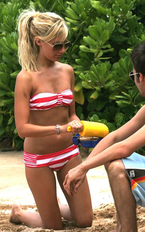 ashley-tisdale-hawaii-73-4.jpg