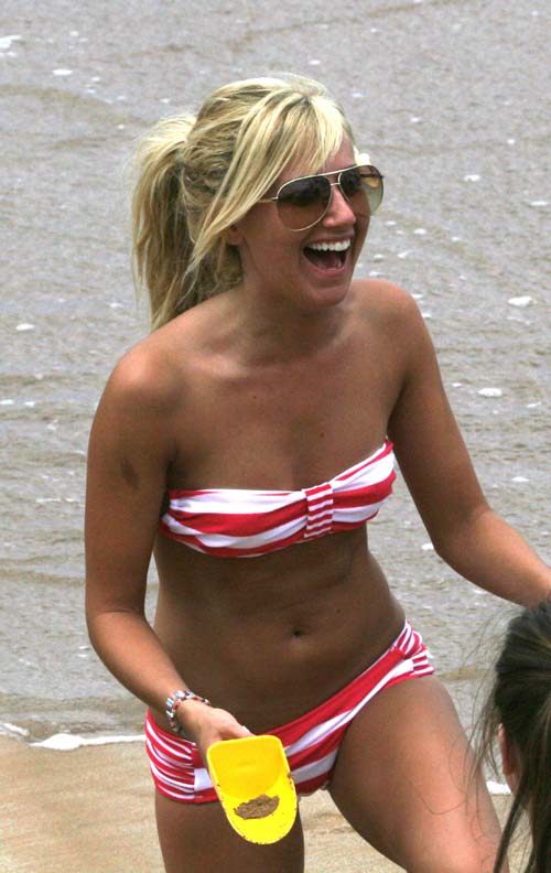 ashley-tisdale-hawaii-73-6.jpg